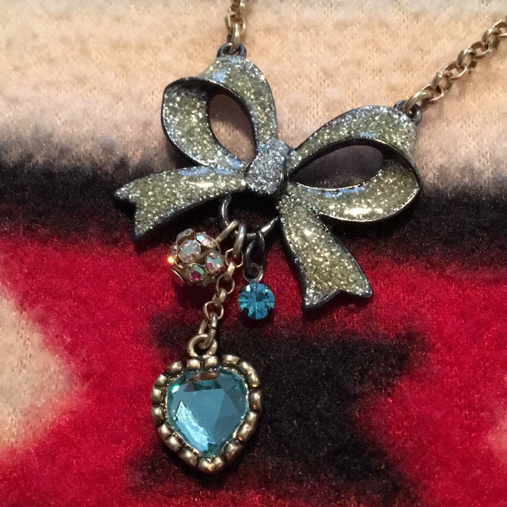 ❄️TRADED❄️ 🎀BETSY JOHNSON🎀 bow & heart necklace - Picture 2 of 13